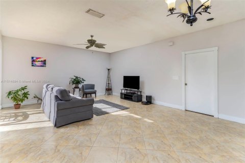 Adosado en venta en Pembroke Pines, Florida, 4 dormitorios, 138.98 m2 № 951827 - foto 5