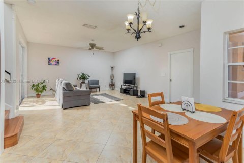Townhouse in Pembroke Pines, Florida 4 bedrooms, 138.98 sq.m. № 951827 - photo 6