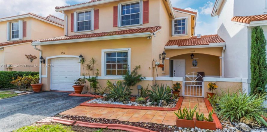 Townhouse in Pembroke Pines, Florida 4 bedrooms, 138.98 sq.m. № 951827