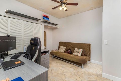 Townhouse in Pembroke Pines, Florida 4 bedrooms, 138.98 sq.m. № 951827 - photo 13
