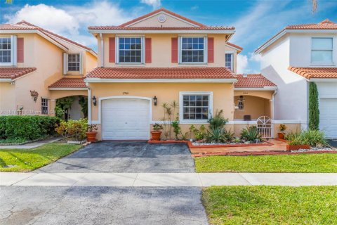 Townhouse in Pembroke Pines, Florida 4 bedrooms, 138.98 sq.m. № 951827 - photo 2