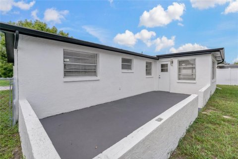 House in Port Richey, Florida 3 bedrooms, 115.57 sq.m. № 1361243 - photo 5