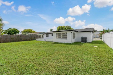 House in Port Richey, Florida 3 bedrooms, 115.57 sq.m. № 1361243 - photo 7