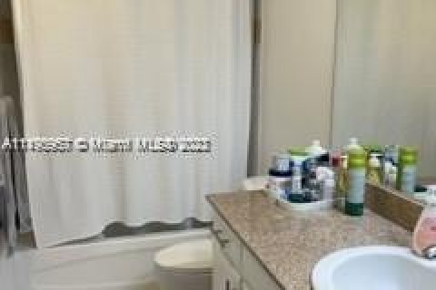 Condo in Miami, Florida, 1 bedroom  № 873588 - photo 11