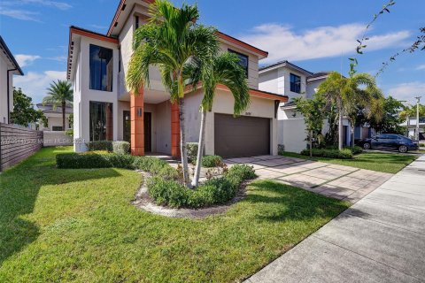 Villa ou maison à louer à Miami Lakes, Floride: 4 chambres, 239.87 m2 № 1345018 - photo 1