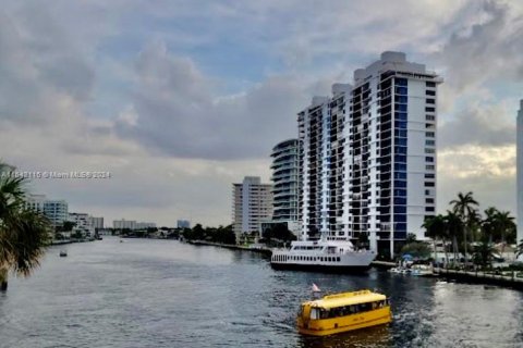 Condominio en alquiler en Fort Lauderdale, Florida, 2 dormitorios, 150.5 m2 № 1345020 - foto 24