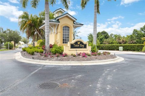 Villa ou maison à vendre à North Port, Floride: 2 chambres, 125.33 m2 № 1211001 - photo 3