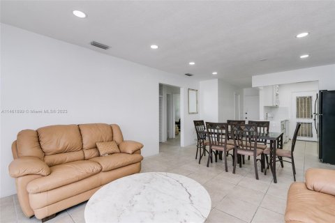 Condominio en venta en North Miami Beach, Florida, 2 dormitorios, 82.03 m2 № 747162 - foto 16
