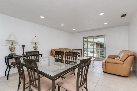 Condominio en venta en North Miami Beach, Florida, 2 dormitorios, 82.03 m2 № 747162 - foto 11