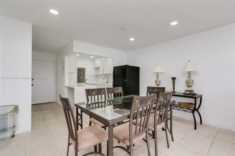 Condominio en venta en North Miami Beach, Florida, 2 dormitorios, 82.03 m2 № 747162 - foto 12