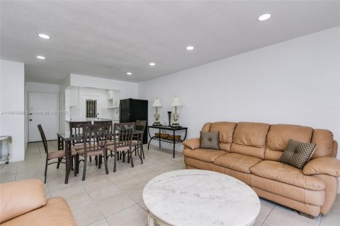 Condominio en venta en North Miami Beach, Florida, 2 dormitorios, 82.03 m2 № 747162 - foto 18