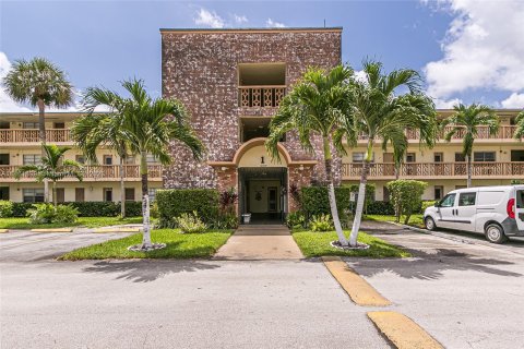 Condominio en venta en North Miami Beach, Florida, 2 dormitorios, 82.03 m2 № 747162 - foto 1