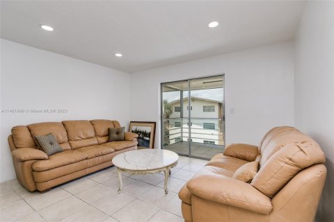 Condominio en venta en North Miami Beach, Florida, 2 dormitorios, 82.03 m2 № 747162 - foto 13