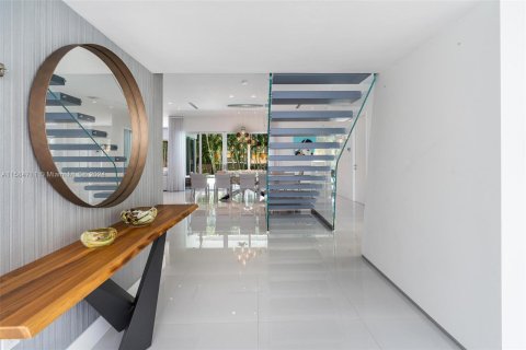 House in Sunny Isles Beach, Florida 5 bedrooms, 469.53 sq.m. № 1173549 - photo 4