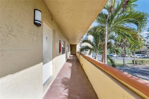 Copropriété à vendre à Coral Springs, Floride: 2 chambres, 95.69 m2 № 997941 - photo 2