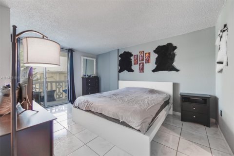 Condo in Miami Beach, Florida, 1 bedroom  № 1321609 - photo 10