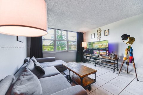 Condo in Miami Beach, Florida, 1 bedroom  № 1321609 - photo 2