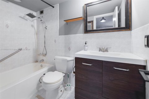 Condo in Miami Beach, Florida, 1 bedroom  № 1321609 - photo 12