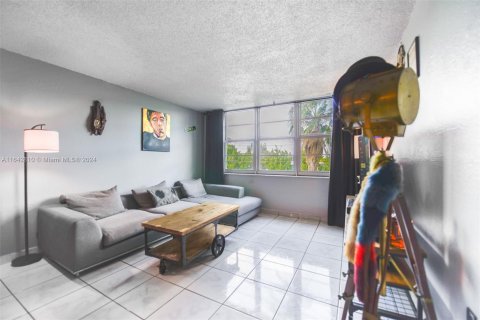 Condo in Miami Beach, Florida, 1 bedroom  № 1321609 - photo 3