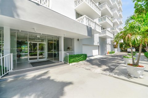 Condo in Miami Beach, Florida, 1 bedroom  № 1321609 - photo 17