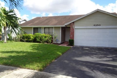 House in Sunrise, Florida 3 bedrooms, 157.28 sq.m. № 991738 - photo 8