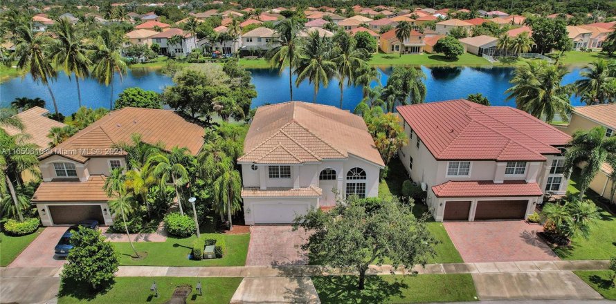 Villa ou maison à Miramar, Floride 4 chambres, 281.4 m2 № 1345825