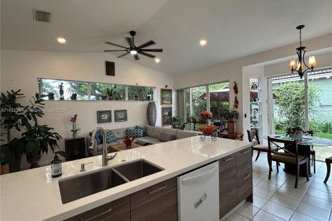 House in Miami, Florida 4 bedrooms, 233.28 sq.m. № 1345966 - photo 29