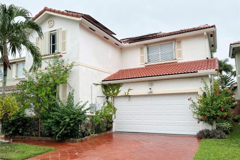 House in Miami, Florida 4 bedrooms, 233.28 sq.m. № 1345966 - photo 6