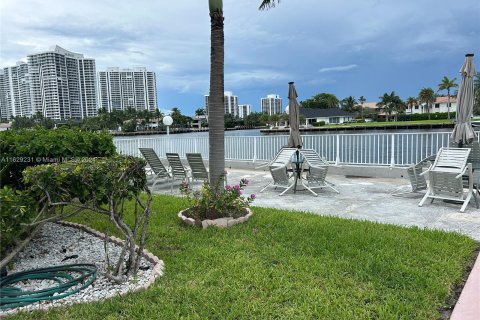 Copropriété à vendre à Hallandale Beach, Floride: 2 chambres, 92.9 m2 № 1289160 - photo 2