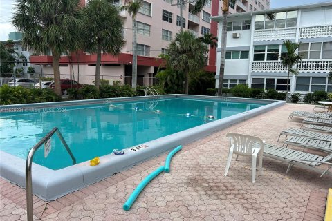 Condominio en venta en Hallandale Beach, Florida, 2 dormitorios, 92.9 m2 № 1289160 - foto 7