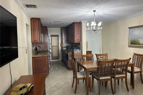 Condo in Hallandale Beach, Florida, 2 bedrooms  № 1289160 - photo 17