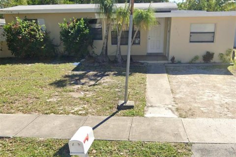 House in West Park, Florida 3 bedrooms, 139.73 sq.m. № 1177760 - photo 1