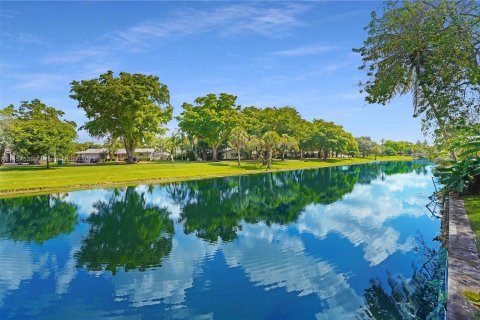 Casa en venta en Miami Lakes, Florida, 4 dormitorios, 266.44 m2 № 732529 - foto 2