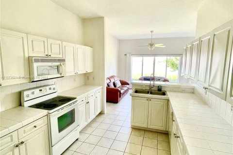 Townhouse in Homestead, Florida 3 bedrooms, 172.24 sq.m. № 1138465 - photo 12