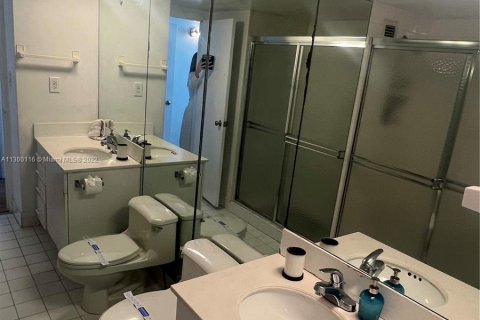 Condo in Miami Beach, Florida, 2 bedrooms  № 159152 - photo 16