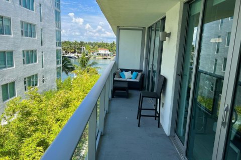 Condo in Miami Beach, Florida, 1 bedroom  № 1231046 - photo 1