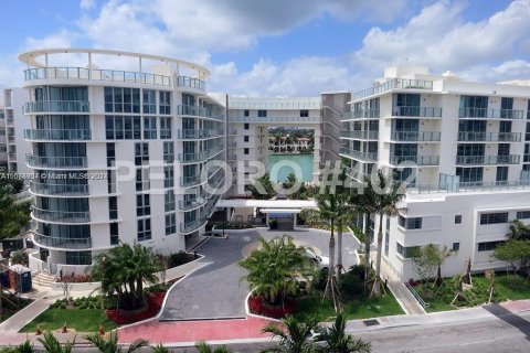 Condo in Miami Beach, Florida, 1 bedroom  № 1231046 - photo 16