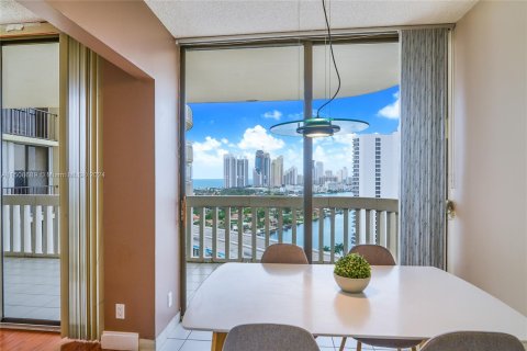 Condominio en venta en Aventura, Florida, 2 dormitorios, 155.8 m2 № 929606 - foto 2