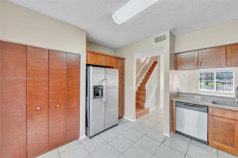 Townhouse in Weston, Florida 2 bedrooms, 103.12 sq.m. № 1345645 - photo 10