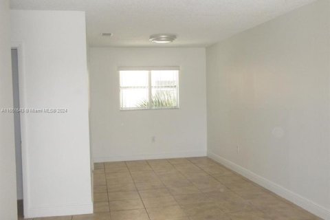 Copropriété à louer à Hialeah, Floride: 3 chambres, 78.69 m2 № 1345646 - photo 2