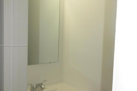 Condo in Hialeah, Florida, 3 bedrooms  № 1345646 - photo 10