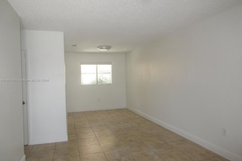 Copropriété à louer à Hialeah, Floride: 3 chambres, 78.69 m2 № 1345646 - photo 1