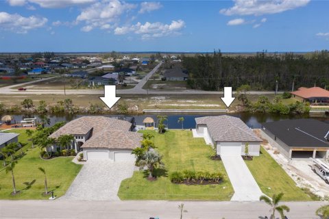 Villa ou maison à vendre à Cape Coral, Floride: 3 chambres, 217.86 m2 № 466475 - photo 2