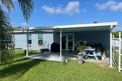 House in Miami, Florida 3 bedrooms, 98.29 sq.m. № 1347741 - photo 3