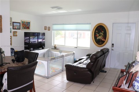 Casa en alquiler en Miami, Florida, 3 dormitorios, 98.29 m2 № 1347741 - foto 14