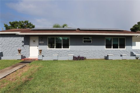 House in Miami, Florida 3 bedrooms, 98.29 sq.m. № 1347741 - photo 1