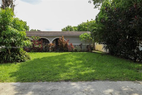 House in Miramar, Florida 4 bedrooms, 170.1 sq.m. № 1375518 - photo 1