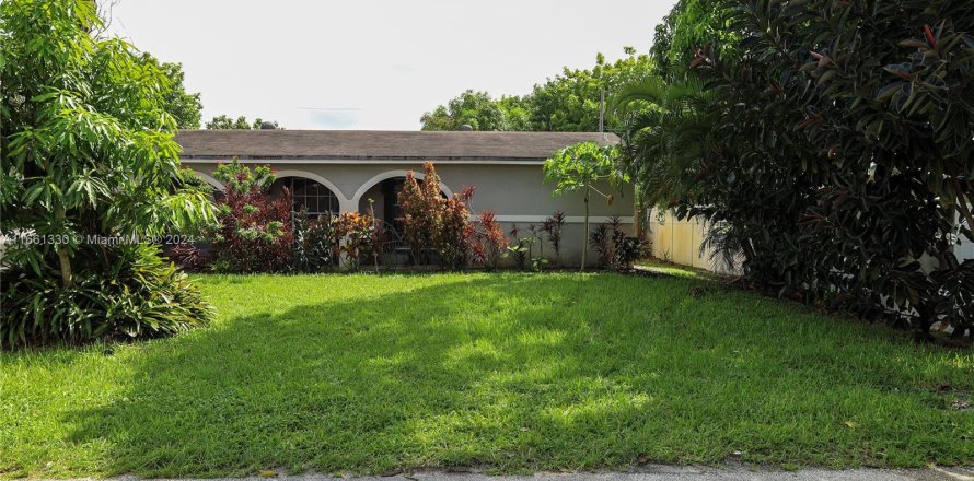 House in Miramar, Florida 4 bedrooms, 170.1 sq.m. № 1375518