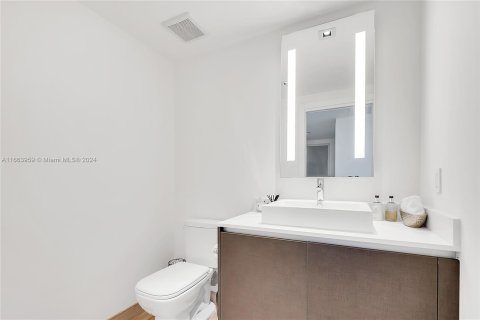 Condo in Miami, Florida, 1 bedroom  № 1375489 - photo 23