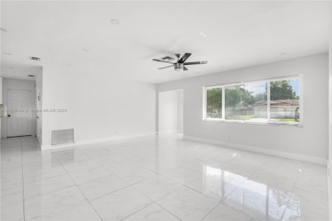 House in Coconut Creek, Florida 3 bedrooms, 142.7 sq.m. № 1288883 - photo 10